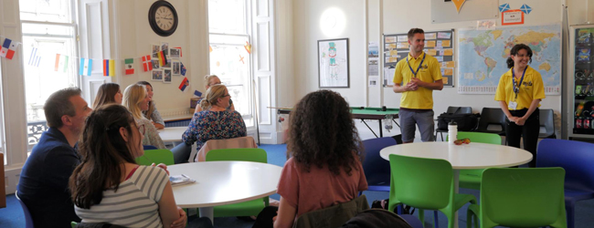 Sprachschule Edinburgh Schottland – Englisch-Sprachkurs für Erwachsene in Edinburgh, typischer Englisch-Unterricht in der LISA-Sprachschule. Sprachschule Edinburgh Schottland – Englisch-Sprachkurs für Erwachsene in Edinburgh, typischer Englisch-Unterricht in der LISA-Sprachschule.