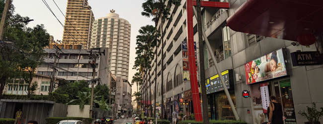 Calle en Sukhumvit Road en Bangkok Calle en Sukhumvit Road en Bangkok