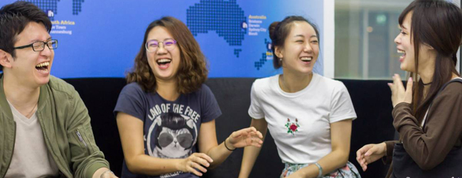 Durante el descanso en la escuela de idiomas en Bangkok Cuatro estudiantes de idiomas en la escuela de idiomas en Bangkok