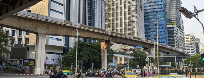 Viajes de idiomas en Tailandia Bangkok con LISA! – tráfico, skytrain y vida urbana moderna Escena callejera en Bangkok Tailandia con skytrain y tráfico durante un viaje de idiomas con LISA! mostrando vida urbana