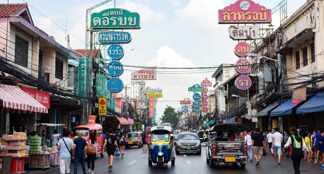 Escena callejera Bangkok transporte tuk tuk LISA! viajes de idiomas Transporte Bangkok con comida callejera y tuk tuk