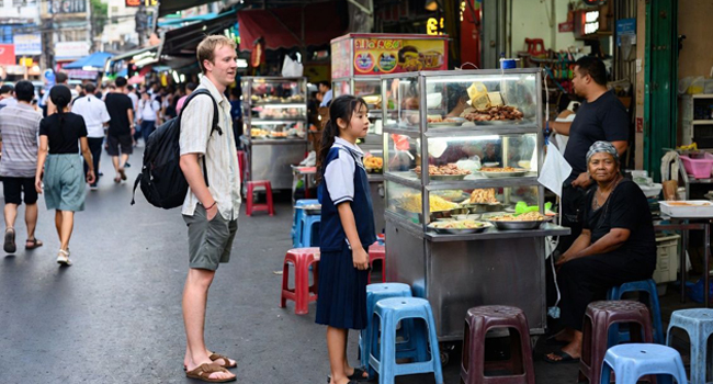 LISA viajes de idiomas Bangkok comida callejera LISA viajes de idiomas Bangkok comida callejera estudiantes de idiomas y puesto de comida