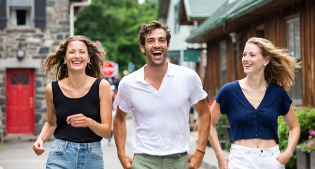 Vacaciones educativas Quebec Canadá con LISA! – aprender francés y vivir experiencias inolvidables Adultos riendo juntos en Quebec durante unas vacaciones educativas con LISA! disfrutando de un ambiente internacional y aprendiendo francés