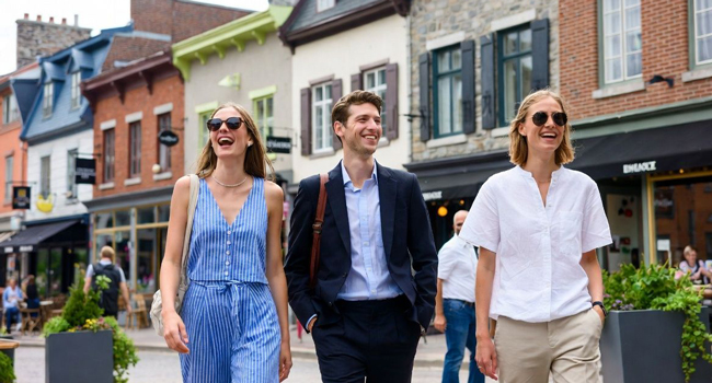 Vacaciones educativas Quebec Canadá con LISA! – aprender francés y descubrir Quebec de forma auténtica Adultos paseando por Quebec durante unas vacaciones educativas con LISA! disfrutando de la vida urbana internacional y aprendiendo francés