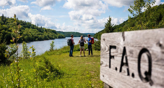Vacaciones educativas Quebec Canadá con LISA! – aprender francés y vivir aventuras en la naturaleza Adultos junto al río en Quebec durante unas vacaciones educativas con LISA! disfrutando de la naturaleza y actividades al aire libre en Canadá