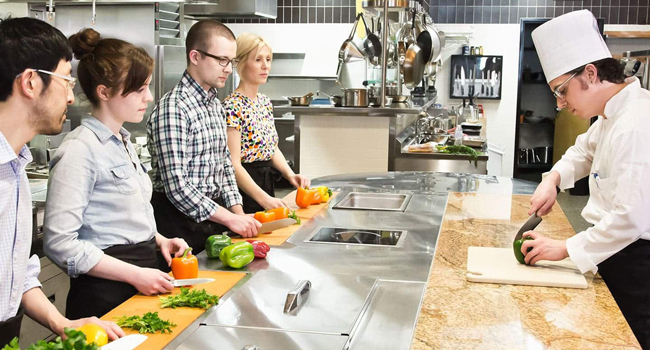 Vacaciones educativas Quebec Canadá con LISA! – aprender francés y disfrutar experiencias culinarias Adultos participando en una clase de cocina en Quebec durante unas vacaciones educativas con LISA! aprendiendo francés y descubriendo la gastronomía canadiense
