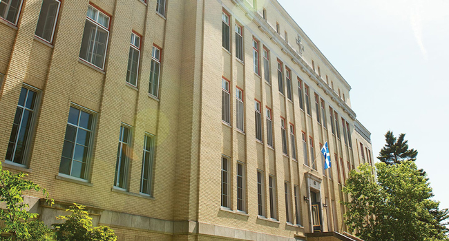 Vacaciones educativas Quebec Canadá con LISA! – aprender francés en una escuela moderna de idiomas Edificio de escuela de idiomas en Quebec durante unas vacaciones educativas con LISA! para clases de francés y cursos internacionales