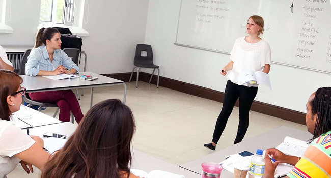 Vacaciones educativas Quebec Canadá con LISA! – aprender francés en un entorno internacional de aprendizaje Adultos asistiendo a clases de francés en Quebec durante unas vacaciones educativas con LISA! aprendiendo en un ambiente internacional