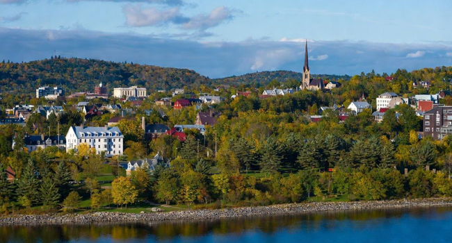 Vacaciones educativas Quebec Canadá con LISA! – aprender francés y descubrir la naturaleza de Quebec Vista panorámica de Quebec durante unas vacaciones educativas con LISA! con río, naturaleza y ambiente canadiense