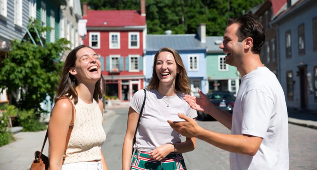 Vacaciones educativas Quebec Canadá con LISA! – aprender francés y descubrir Quebec de forma auténtica Adultos riendo juntos en Quebec durante unas vacaciones educativas con LISA! disfrutando de un ambiente internacional y practicando francés