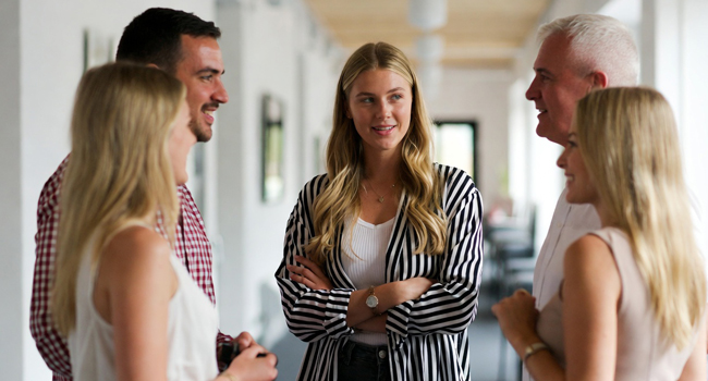Vacaciones educativas Quebec Canadá con LISA! – aprender francés y vivir encuentros internacionales Adultos conversando durante unas vacaciones educativas con LISA! en Quebec disfrutando de un ambiente internacional y aprendiendo francés