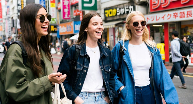Vacaciones educativas Osaka Japón con LISA! – aprender japonés, compras y experiencias auténticas Adultos de compras en Osaka durante unas vacaciones educativas con LISA! disfrutando de la vida urbana japonesa y el ambiente internacional