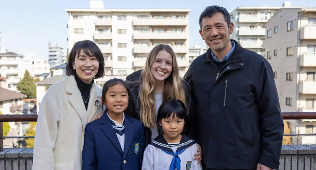 Vacaciones educativas Osaka Japón con LISA! – aprender japonés y alojarse con familia anfitriona Adultos con una familia anfitriona japonesa durante unas vacaciones educativas con LISA! descubriendo la cultura y practicando japonés en la vida cotidiana