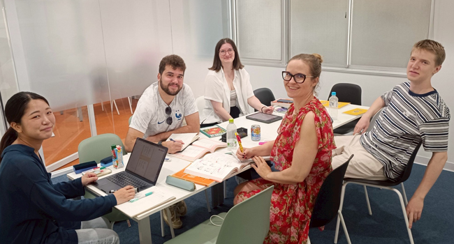  Adultos en un curso de japonés en Tokio durante un viaje de idiomas con LISA! aprendiendo juntos en un grupo pequeño