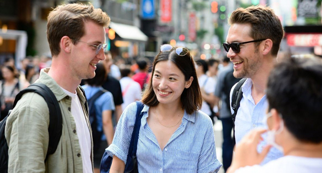 Adultos participantes en Tokio durante un viaje de idiomas con LISA! conversando y disfrutando del ambiente internacional de la ciudad