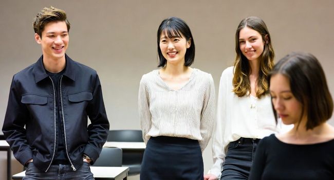  Adultos en clase en Tokio durante un viaje de idiomas con LISA! aprendiendo japonés junto a su profesora