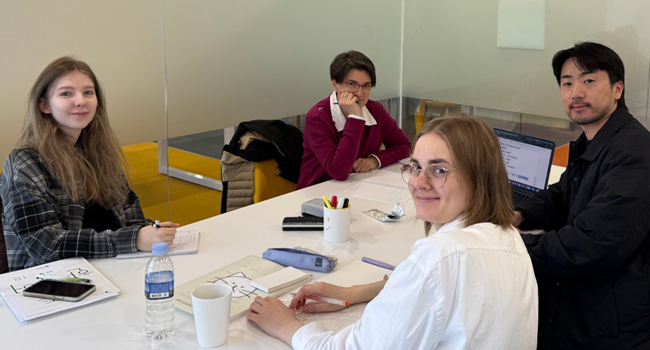 Viajes de idiomas Seúl Hongdae con LISA! – curso de coreano, clases y aprendizaje en grupo Adultos en un curso de coreano en Seúl durante un viaje de idiomas con LISA! aprendiendo juntos en un aula moderna