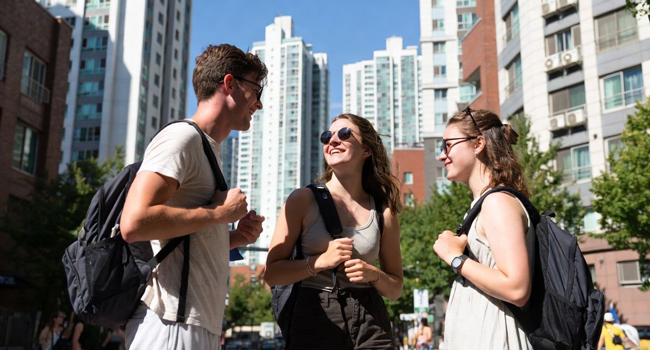 Adultos participantes paseando por Seúl durante un viaje de idiomas con LISA! explorando la ciudad juntos