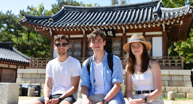 Adultos visitando un templo tradicional en Seúl durante un viaje de idiomas con LISA! descubriendo la cultura e historia coreana