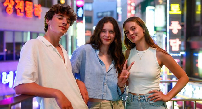 Jóvenes adultos en Seúl por la noche durante un viaje de idiomas con LISA! disfrutando de la vida nocturna en Hongdae