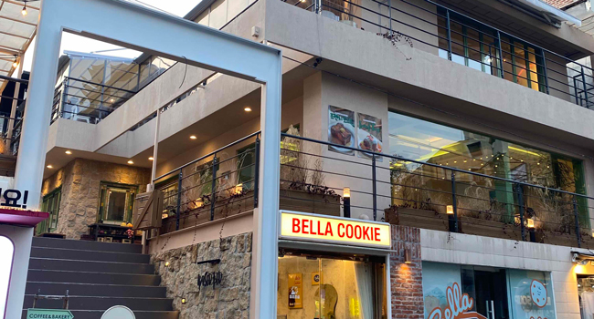 Escuela de idiomas en Seúl Hongdae durante un viaje de idiomas con LISA! mostrando edificio moderno y ubicación céntrica