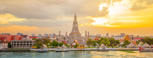 Ambiente al atardecer junto al río en Bangkok Templos y casas al atardecer junto al río en Bangkok