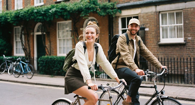 Participantes adultos en bicicleta durante un curso de inglés de LISA! en Londres, Inglaterra