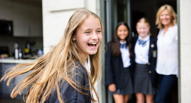 Viajes de idiomas para estudiantes en Inglaterra Brighton con LISA! – alojamiento con familia anfitriona Estudiante con familia anfitriona durante un viaje de idiomas con LISA! para estudiantes en Inglaterra Brighton