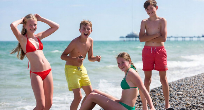 Viajes de idiomas para estudiantes en Inglaterra Brighton con LISA! – diversión y tiempo libre en la playa Estudiantes en la playa de Brighton divirtiéndose durante un viaje de idiomas con LISA! para estudiantes en Inglaterra