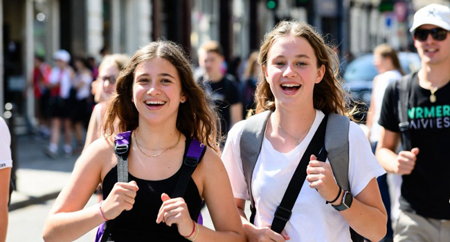 Estudiantes en Exmouth durante un viaje de idiomas con LISA! caminando por la ciudad disfrutando de apoyo y seguridad