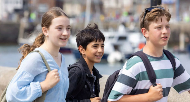  Estudiantes en Portsmouth durante un viaje de idiomas con LISA! explorando la ciudad y descubriendo nuevas ideas de viaje