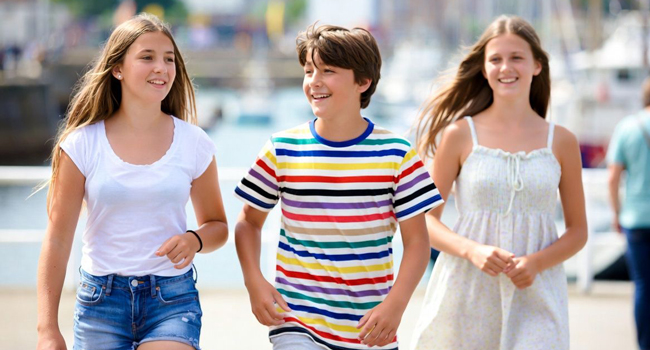  Estudiantes en clase de inglés en Portsmouth durante un viaje de idiomas con LISA! aprendiendo juntos e interactuando