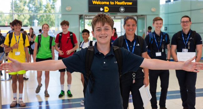  Grupo de estudiantes en el aeropuerto en Inglaterra a la llegada durante un viaje de idiomas con LISA! emocionados por su estancia