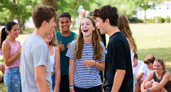 Grupo de estudiantes en Bournemouth Inglaterra durante un viaje de idiomas con LISA! en el parque socializando juntos