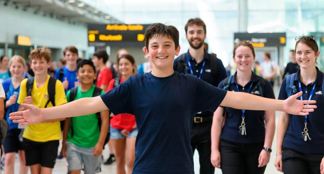 Viajes de idiomas en Inglaterra Bournemouth Park con LISA! – llegada, supervisión y comienzo de la aventura Grupo de estudiantes en el aeropuerto en Inglaterra a la llegada durante un viaje de idiomas con LISA! emocionados por su estancia