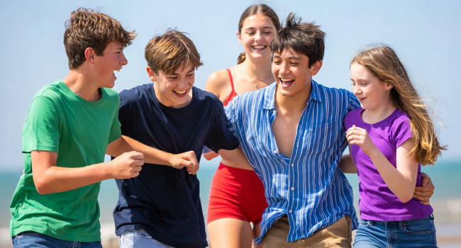 Viajes de idiomas en Inglaterra Bournemouth Park con LISA! – diversión, playa y experiencias inolvidables Grupo de estudiantes en la playa en Bournemouth Park Inglaterra durante un viaje de idiomas con LISA! divirtiéndose juntos junto al mar