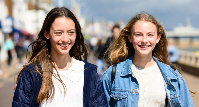 Viajes de idiomas en Inglaterra Bournemouth Park con LISA! – paseo marítimo, mar y experiencias de ocio Dos estudiantes en el paseo marítimo en Bournemouth Park Inglaterra durante un viaje de idiomas con LISA! caminando junto al mar