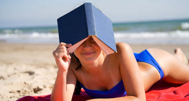 Viajes de idiomas en Inglaterra Bournemouth Park con LISA! – aprendizaje, relajación y ocio en la playa Estudiante leyendo un libro en la playa en Bournemouth Park Inglaterra durante un viaje de idiomas con LISA! relajándose junto al mar