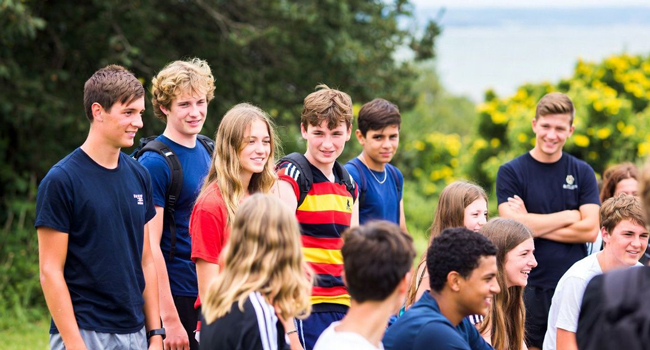 Viajes de idiomas en Inglaterra Bournemouth Park con LISA! – supervisión, seguridad y experiencia en grupo Grupo de estudiantes en Bournemouth Park Inglaterra durante un viaje de idiomas con LISA! reunidos al aire libre con supervisión