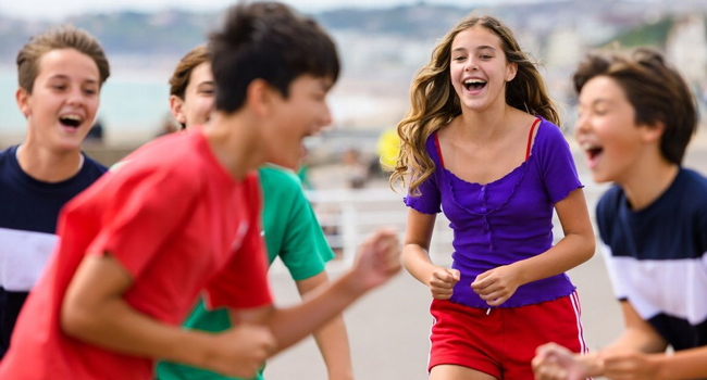 Grupo de estudiantes en Bournemouth Inglaterra durante un viaje de idiomas con LISA! jugando juntos y sintiéndose seguros