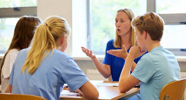  Clase de inglés para estudiantes en Bournemouth Inglaterra con profesora durante un viaje de idiomas con LISA!