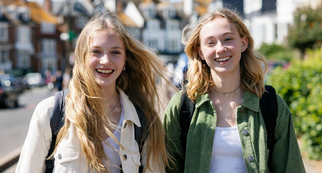 Dos estudiantes en Bournemouth Inglaterra durante un viaje de idiomas con LISA! caminando por la ciudad
