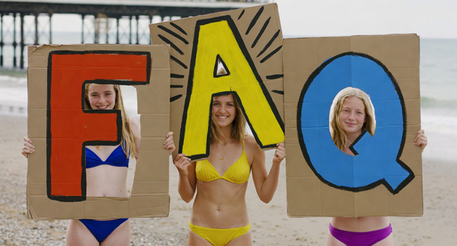 Preguntas frecuentes sobre viajes de idiomas para estudiantes en Inglaterra Brighton con LISA! – estudiantes con letras junto al mar Tres estudiantes en la playa de Brighton sostienen grandes letras FAQ durante un viaje de idiomas con LISA! para estudiantes en Inglaterra