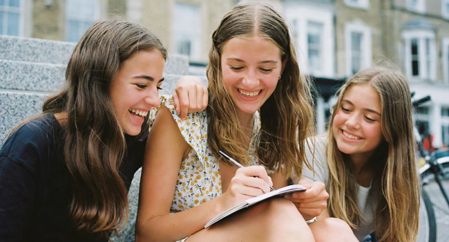 Viajes de idiomas para estudiantes en Inglaterra Brighton con LISA! – aprender juntas y hacer amigos Tres estudiantes aprendiendo juntas durante un viaje de idiomas con LISA! para estudiantes en Inglaterra Brighton en la ciudad