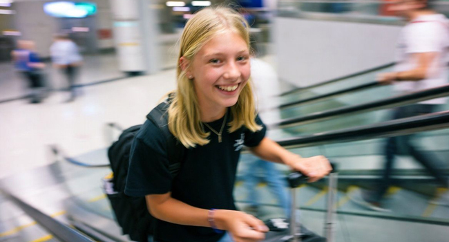 Llegada a un viaje de idiomas para estudiantes en Inglaterra Brighton con LISA! – estudiante con equipaje Estudiante con maleta llegando para un viaje de idiomas con LISA! para estudiantes en Inglaterra Brighton en el aeropuerto
