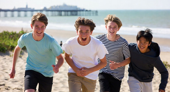 Viajes de idiomas para estudiantes en Inglaterra Brighton con LISA! – estudiantes corriendo en la playa Cuatro estudiantes corriendo en la playa de Brighton durante un viaje de idiomas con LISA! para estudiantes en Inglaterra