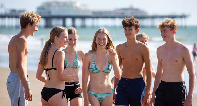 Viajes de idiomas para estudiantes en Inglaterra Brighton con LISA! – ocio, supervisión y diversión junto al mar Grupo de estudiantes en la playa de Brighton durante un viaje de idiomas con LISA! para estudiantes en Inglaterra