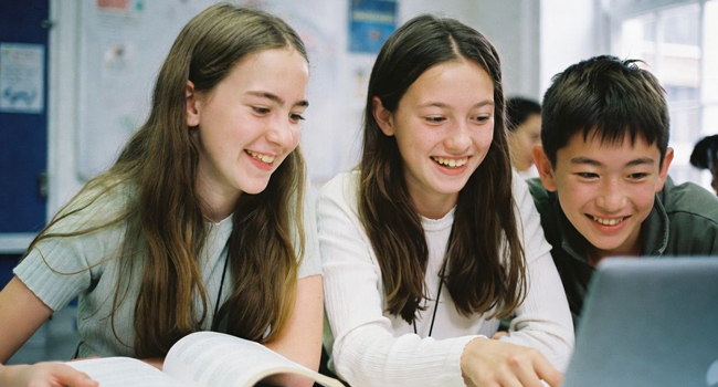 Cursos de inglés en Brighton para estudiantes con LISA! Tres niños aprendiendo inglés en la escuela de idiomas LISA! en Brighton