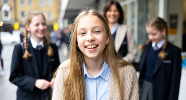 Viajes de idiomas para estudiantes en Inglaterra Brighton con LISA! – alojamiento con familia anfitriona Estudiante con familia anfitriona en Brighton durante un viaje de idiomas con LISA! para estudiantes en Inglaterra