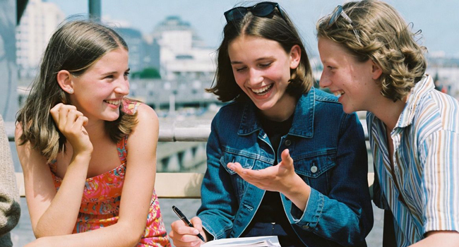 Viajes de idiomas para estudiantes en Inglaterra Brighton con LISA! – aprender juntas y compartir ideas Estudiantes aprendiendo juntas en Brighton durante un viaje de idiomas con LISA! para estudiantes en Inglaterra en la ciudad
